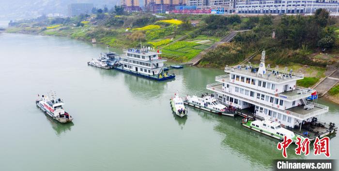 聯(lián)合巡江守護活動現(xiàn)場?！〗部h融媒體中心 攝