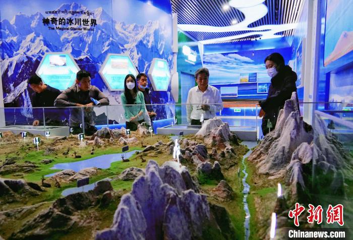 圖為中外嘉賓在玉樹州博物館內(nèi)參觀?！●R銘言 攝