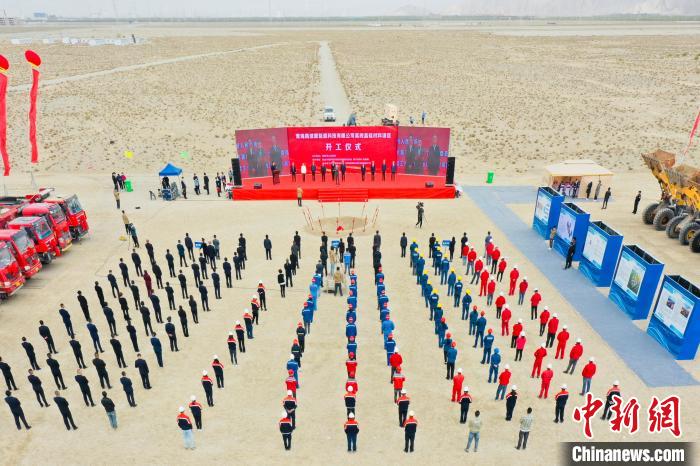 圖為無人機(jī)航拍開工現(xiàn)場?！∷髂辖?攝