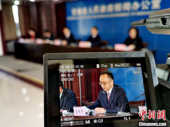 圖為青海省水利廳廳長(zhǎng)張世豐參加新聞發(fā)布會(huì)?！?zhí)砀?攝