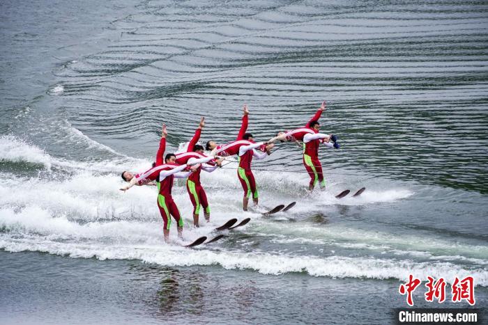 捕魚節(jié)上的水上表演?！≈鬓k方供圖