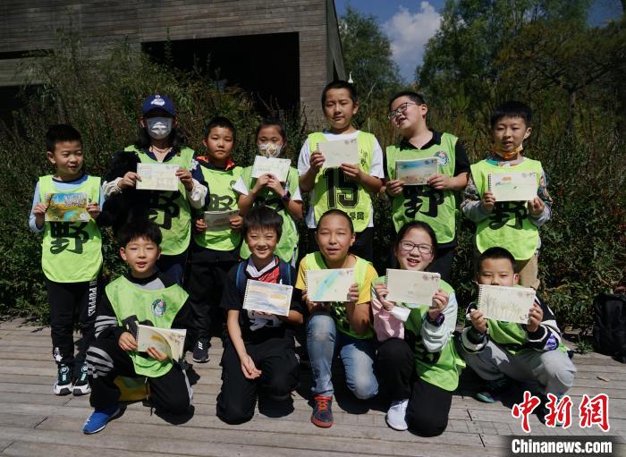 圖為小朋友展示學習成果?！●R銘言 攝