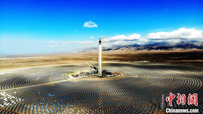 圖為德令哈光伏產(chǎn)業(yè)園?！O睿 攝