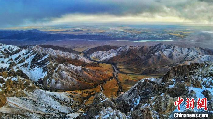 圖為柴達(dá)木盆地柏樹山森林地質(zhì)公園云霧繚繞。　巴圖那生 攝