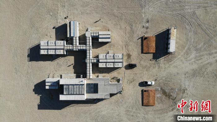 圖為無(wú)人機(jī)航拍火星營(yíng)地?！O睿 攝