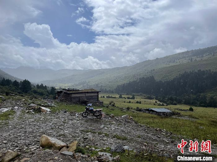 圖為9月28日一輛停在牧場(chǎng)上的摩托車。 <a target='_blank' href='/'><p  align=