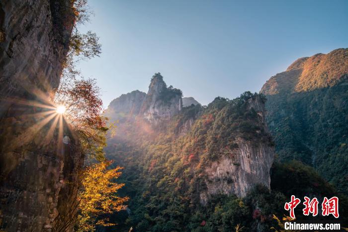 朝霞?！∏貪h忠 攝