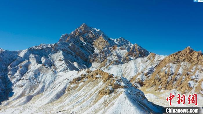 圖為山川被白雪覆蓋，與藍(lán)天相互呼映。　都蘭縣融媒體中心供圖