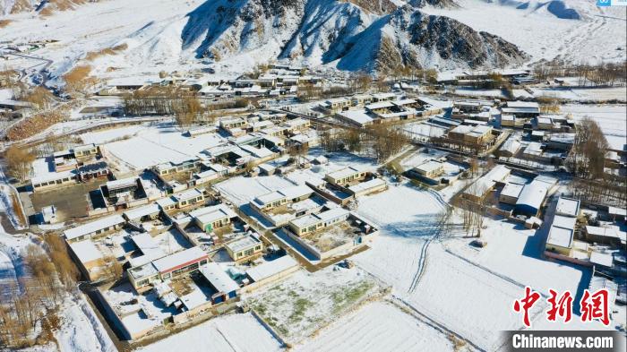 圖為鄉(xiāng)村被白雪覆蓋?！《继m縣融媒體中心供圖