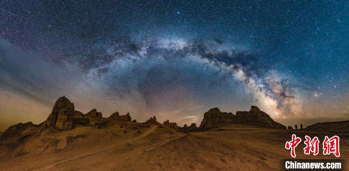 資料圖為冷湖賽什騰山天文臺址的星空?！±浜I(yè)園區(qū)供圖