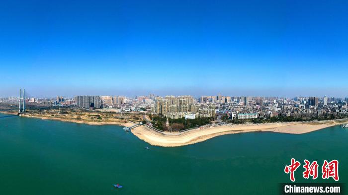 荊州市內的荊江大堤。(資料圖) 湯偉 攝