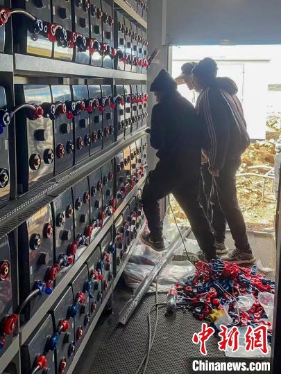 圖為微電網(wǎng)系統(tǒng)安裝調(diào)試現(xiàn)場(chǎng)。　孫寶鶴 攝