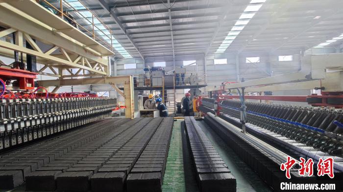 圖為張掖市宏能煤業(yè)有限公司煤矸石綜合利用項(xiàng)目現(xiàn)場(chǎng)。(資料圖) 錢(qián)大偉 攝