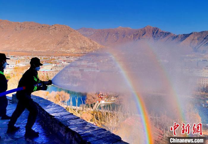 12月6日，布達拉宮消防救援大隊在布達拉宮山體林草區(qū)域開展?jié)窕ぷ??！㈣?攝