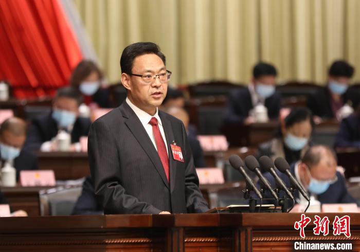 圖為青海省西寧市人民政府代市長石建平作政府工作報告。　祁增蓓 攝