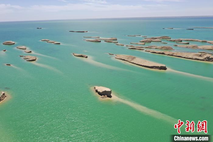 圖為海西州境內(nèi)的水上雅丹風(fēng)光?！≮w凜松 攝