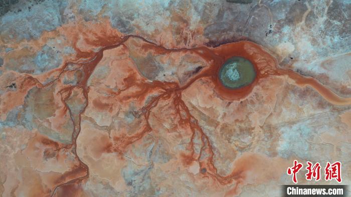 圖為海西州境內(nèi)的“網(wǎng)紅”景點“惡魔之眼”?！≮w凜松 攝