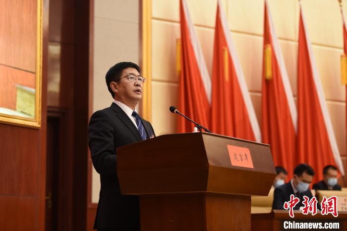 圖為青海省果洛州人民政府州長(zhǎng)葉萬(wàn)彬作政府工作報(bào)告。　　多杰昂秀 攝