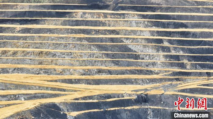 航拍圖為青海省海西蒙古族藏族自治州天峻縣木里礦區(qū)?！●R銘言 攝