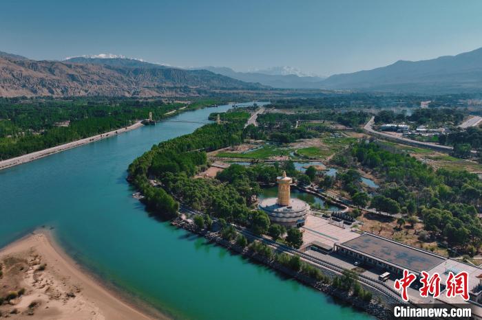 航拍青海貴德黃河岸畔綠意濃濃。　趙凜松 攝