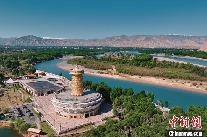 航拍青海貴德黃河岸畔綠意濃濃。　趙凜松 攝