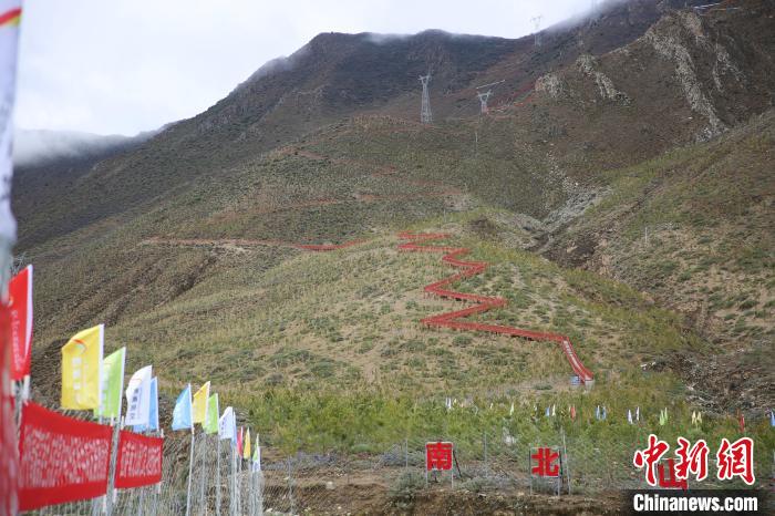 圖為拉薩南北山綠化工程拉薩曲水縣才納村5號片區(qū)。　貢確 攝