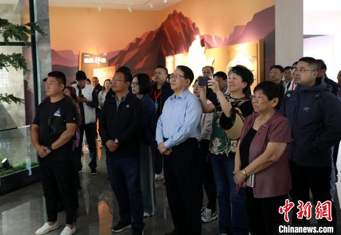 圖為臺商參訪祁連山國家公園生態(tài)科普館?！⊙Φ?攝