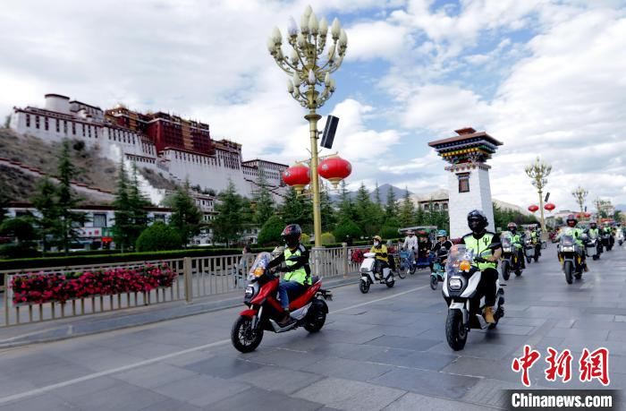 圖為2023年極地G219集結(jié)賽暨金卡納場(chǎng)地賽選手途經(jīng)拉薩布達(dá)拉宮?！∮文恋厍蚬﹫D