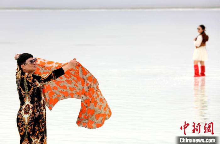 圖為游客在茶卡鹽湖拍照。　薛蒂 攝