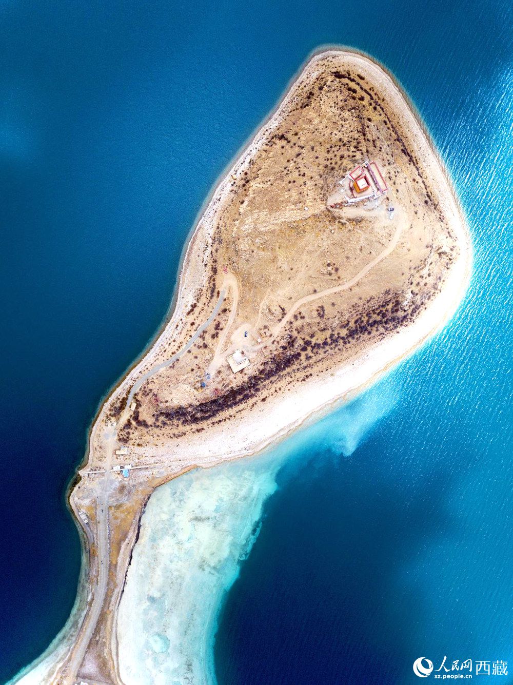 無人機視角下的西藏羊卓雍錯日托寺風光。人民網(wǎng)記者 次仁羅布攝