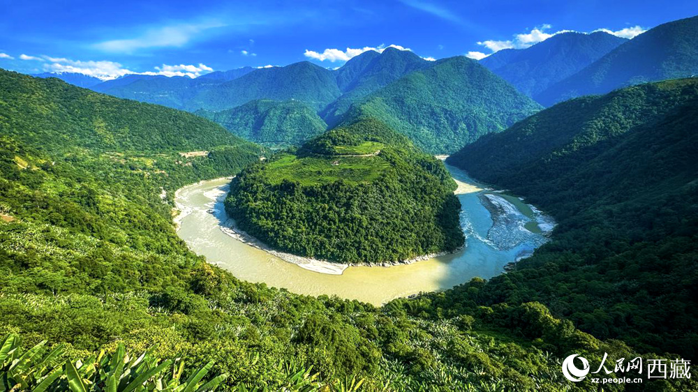 風景秀麗、植被繁茂的西藏林芝市墨脫縣果果塘大拐彎。人民網(wǎng)記者 次仁羅布攝