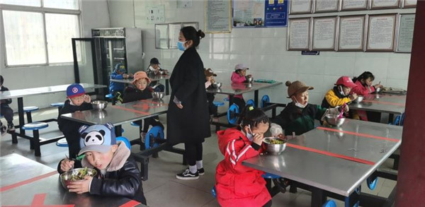 圖片默認(rèn)標(biāo)題_fororder_3、錯(cuò)峰就餐的學(xué)生們-攝影-左斌