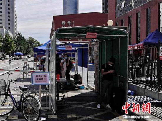 中國(guó)科學(xué)院大學(xué)校門外，豎立著“家長(zhǎng)止步”的提示牌。 中新網(wǎng) 張尼 攝