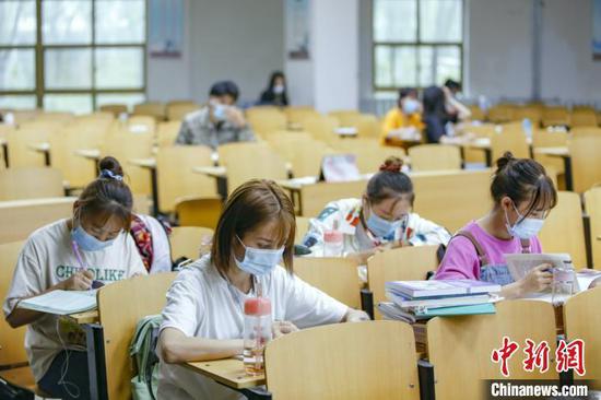 資料圖：學(xué)生在圖書館自習(xí)室內(nèi)學(xué)習(xí)?！⑾A 攝