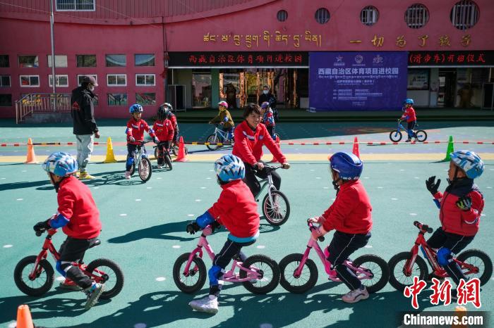 圖為拉薩市實驗幼兒園孩子們正在練習(xí)滑步車。　何蓬磊 攝