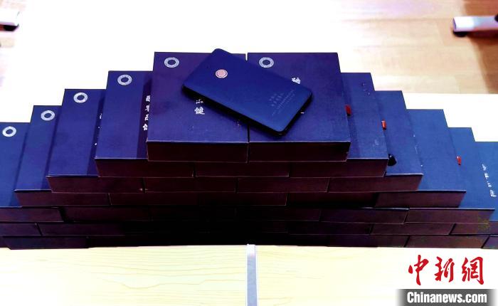 圖為西藏高山文化發(fā)展基金會(huì)向聶榮縣完全小學(xué)捐助的“電子健康體檢儀”?！∮谫e 攝