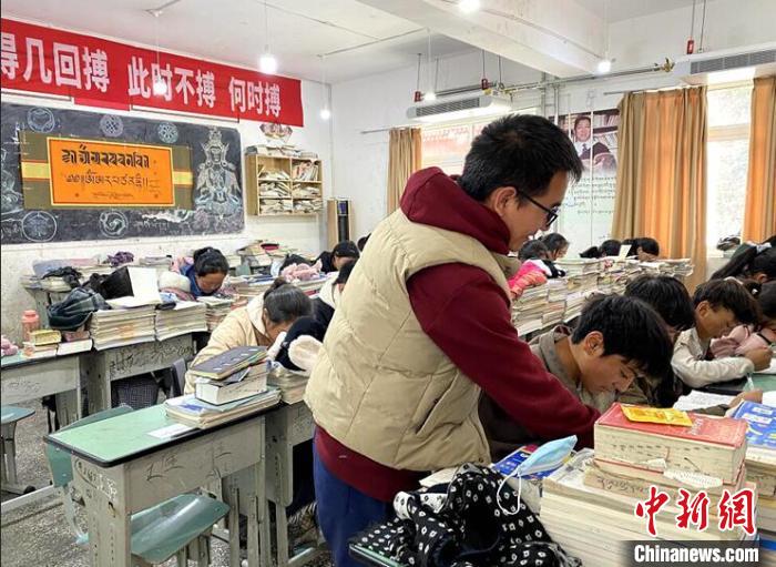 學(xué)生在免費(fèi)輔導(dǎo)班上課?！∧岈敵?攝