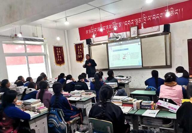 學(xué)生在免費輔導(dǎo)班上課。　尼瑪初 攝