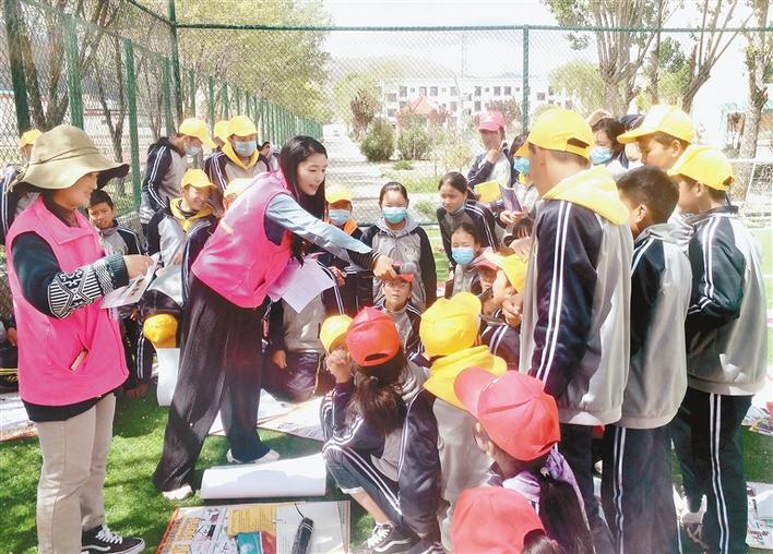 瓊結(jié)縣“四講四愛”宣講員在瓊結(jié)縣中學(xué)宣講。記者 段敏 攝.jpg