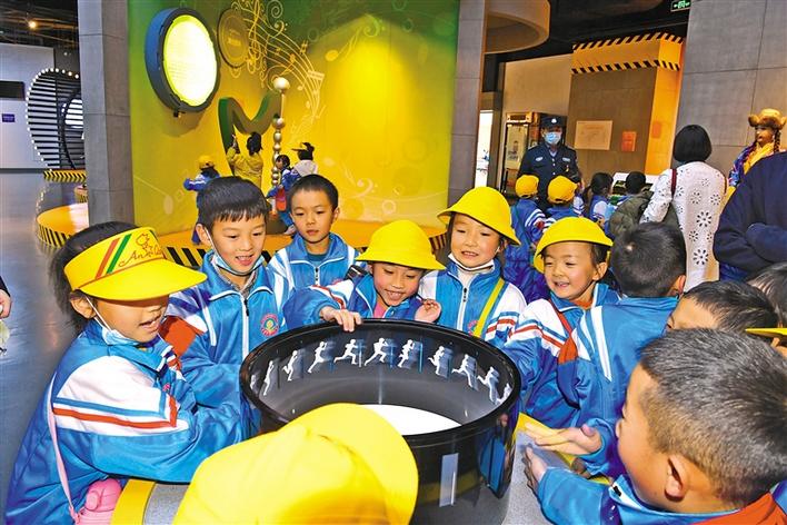 圖為10月29日，一年級(jí)的同學(xué)們?cè)诳萍拣^參觀體驗(yàn)。李洲 攝.jpg