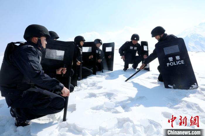 圖為扎西堅(jiān)參與隊(duì)友在巡邏途中?！≡鲌?jiān)參供圖