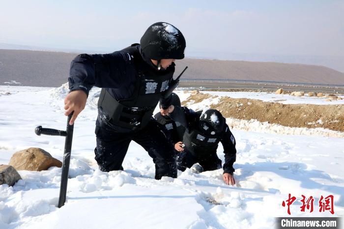 圖為扎西堅(jiān)參與隊(duì)友在巡邏途中。　扎西堅(jiān)參供圖