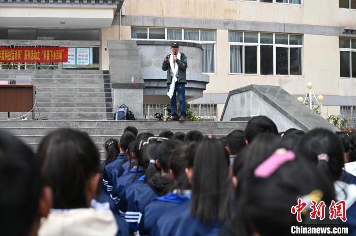 圖為西藏大學(xué)教授寧長(zhǎng)春為中學(xué)生授課?！≮w朗 攝