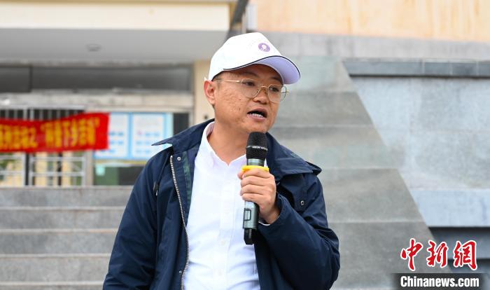 圖為西藏大學(xué)教授李昊為中學(xué)生授課。　趙朗 攝