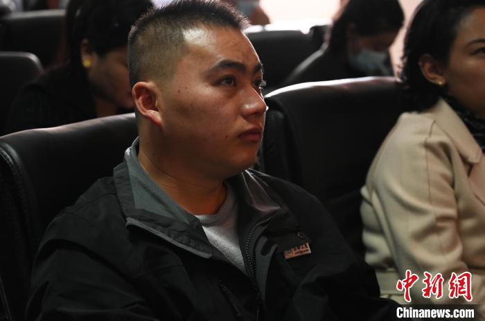 圖為企業(yè)工作人員參加講座?！≮w朗 攝