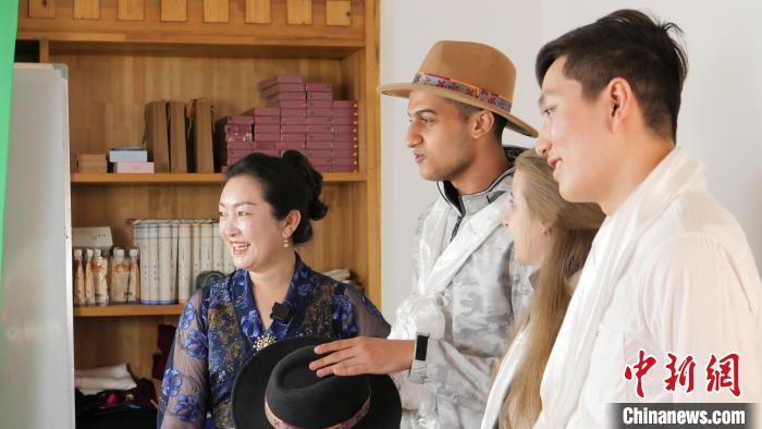 圖為留學(xué)生們正在直播帶貨?！≈x牧 攝