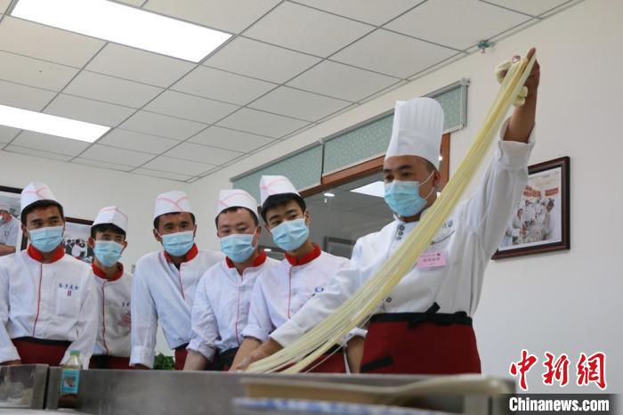 甘肅推特色企業(yè)新型學(xué)徒制培訓(xùn)：企校合作、工學(xué)交替