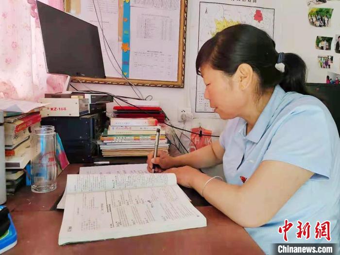 甘肅環(huán)縣“全能老師”堅守“麻雀學(xué)?！保簩W(xué)生在，我就在