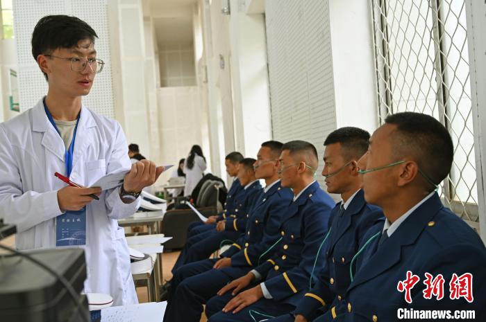 圖為研究團(tuán)隊(duì)成員登記消防員信息。　趙朗 攝