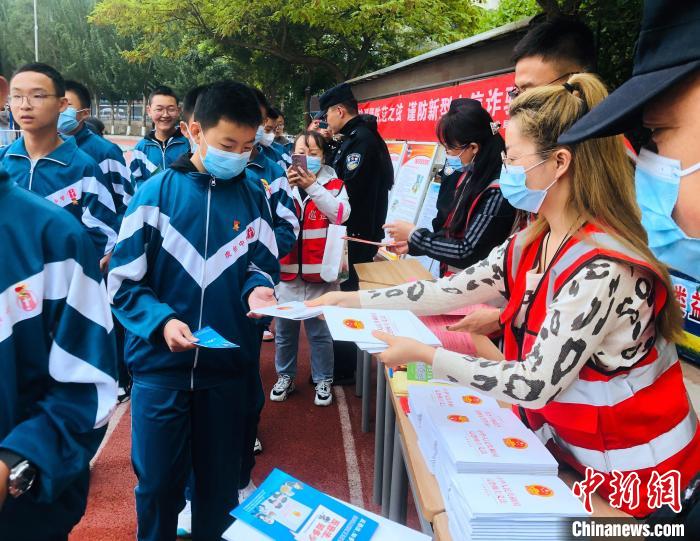 圖為西寧市法制宣傳進校園?！∥鲗幨谐俏鲄^(qū)供圖